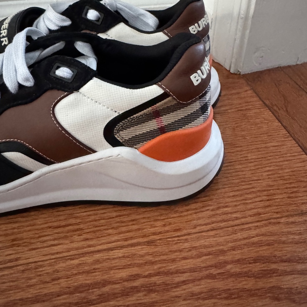 Authentic Burberry Women’s Sneakers. Size 38. Pristine condition. - Picture 3 of 7